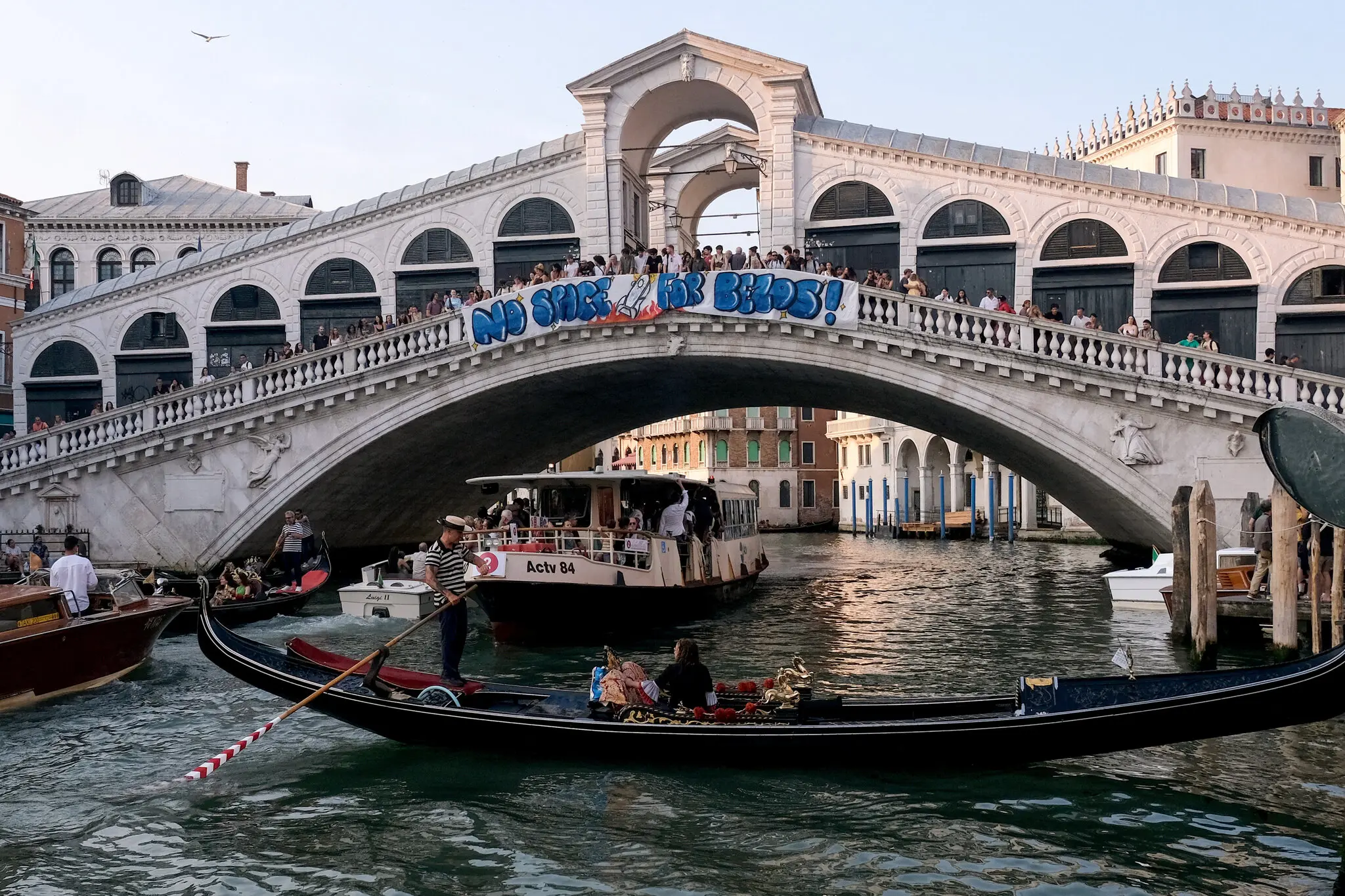 Протести у Венеції проти розкішного весілля Джеффа Безоса: мешканці заявляють «Ні простору олігархам»